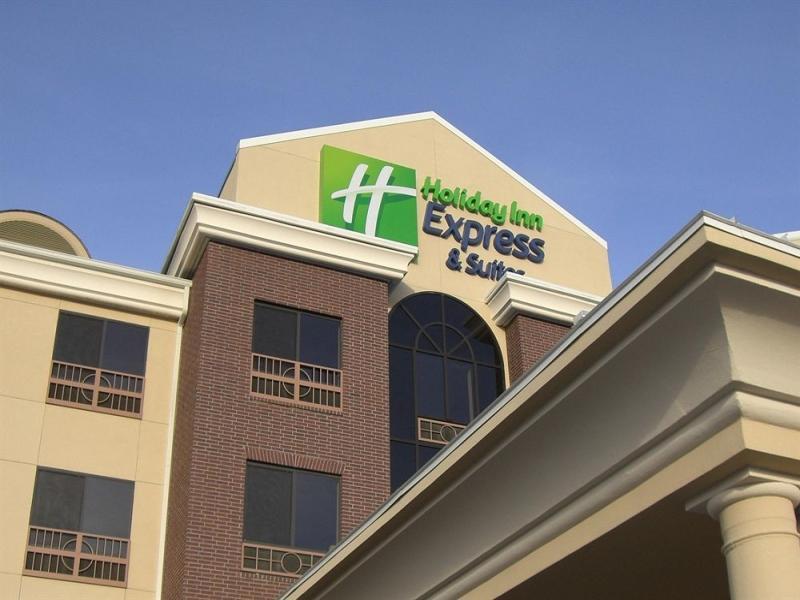 Holiday Inn Express Pratt By Ihg Kültér fotó