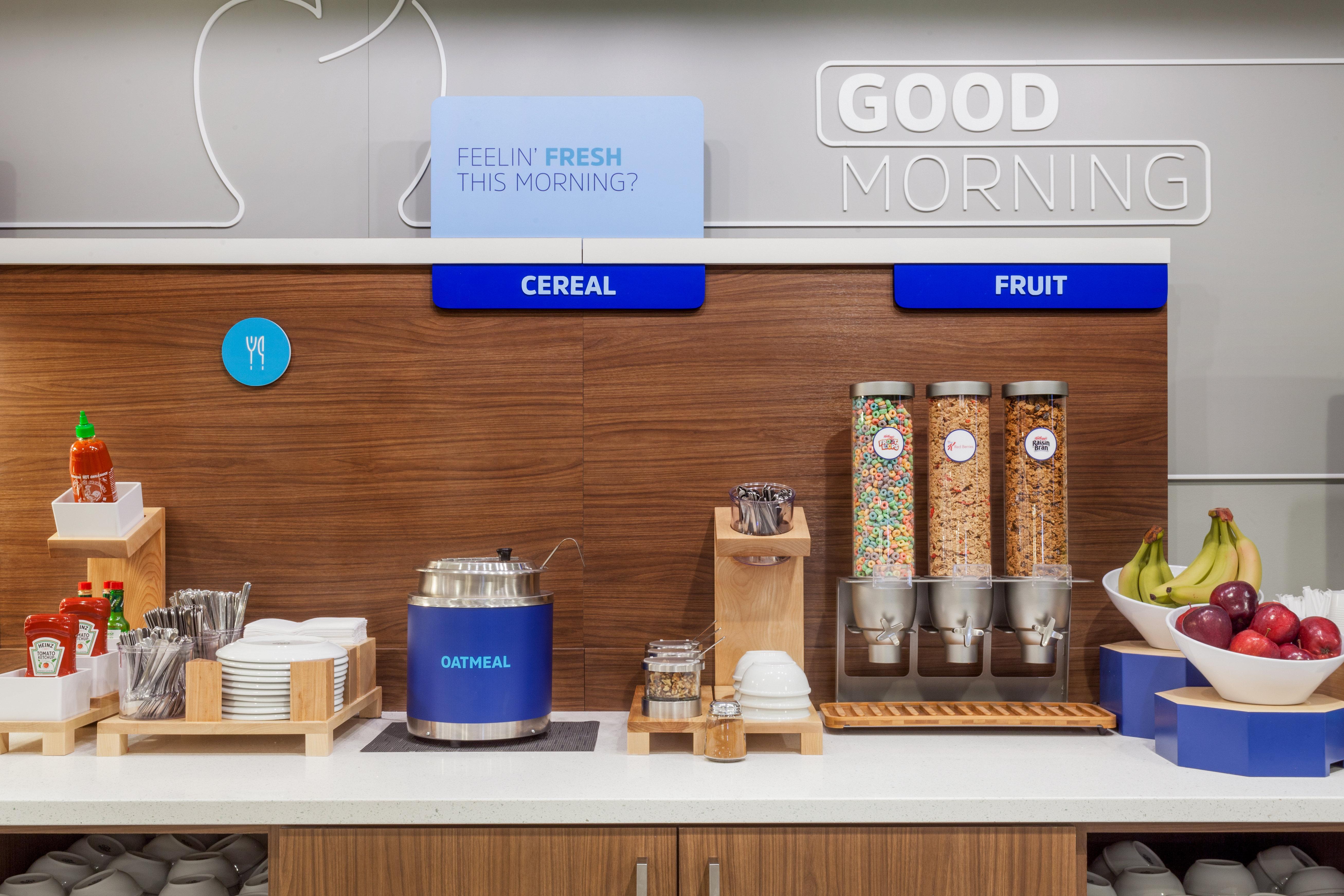 Holiday Inn Express Pratt By Ihg Kültér fotó