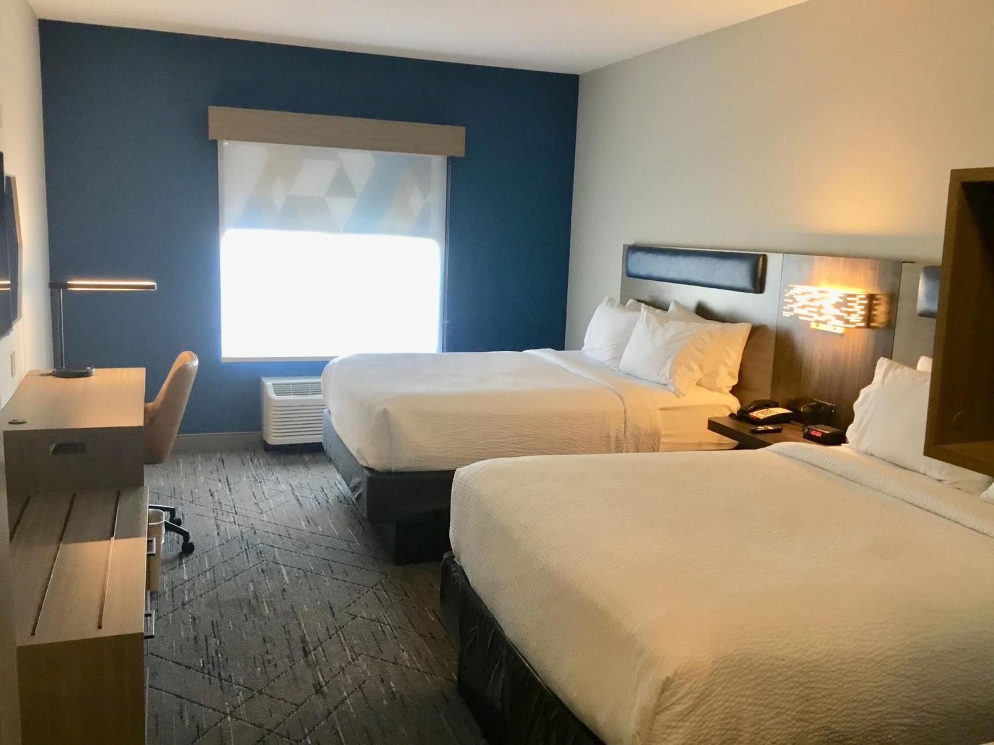 Holiday Inn Express Pratt By Ihg Kültér fotó