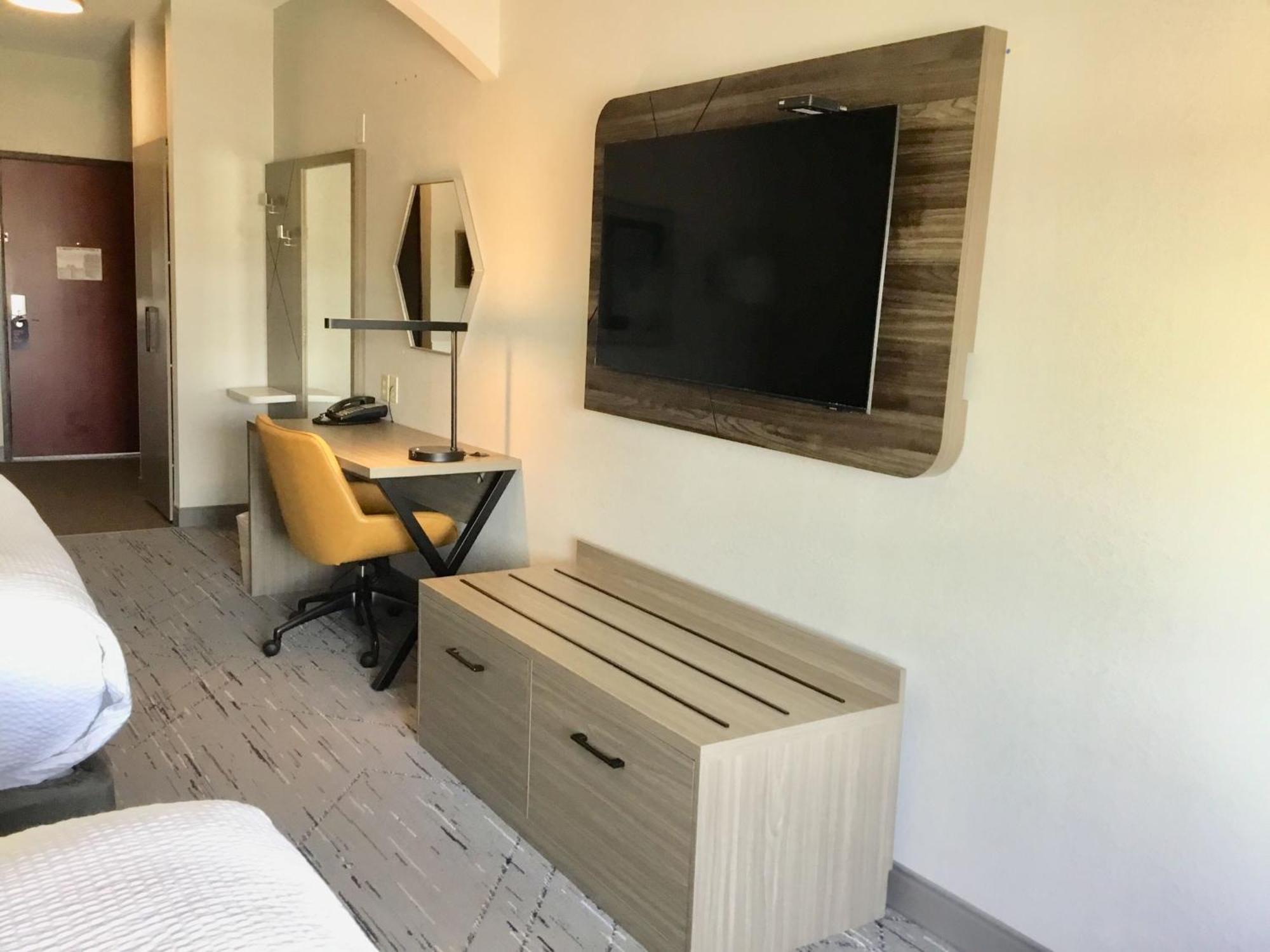 Holiday Inn Express Pratt By Ihg Kültér fotó