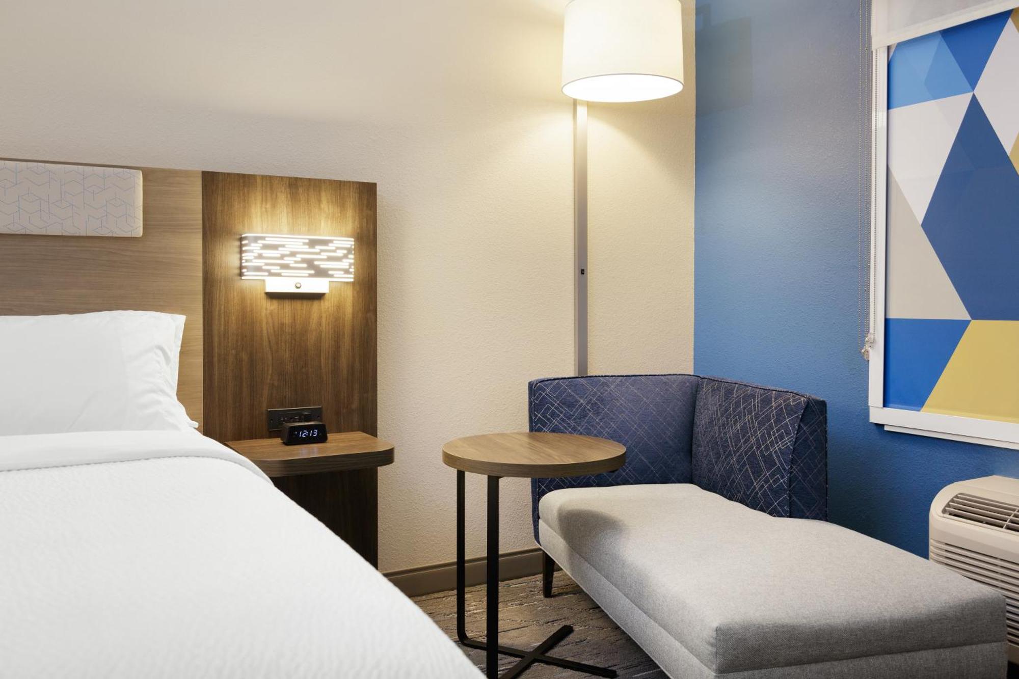 Holiday Inn Express Pratt By Ihg Kültér fotó